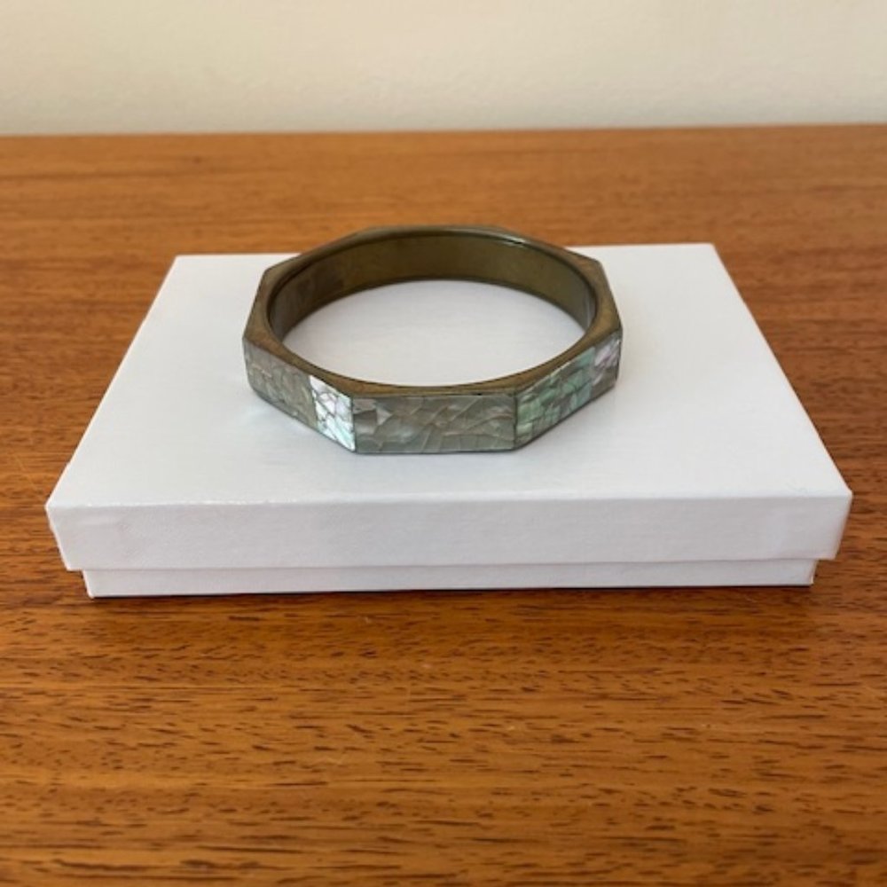 Bracelet with iridescent shell inlay in turquoise